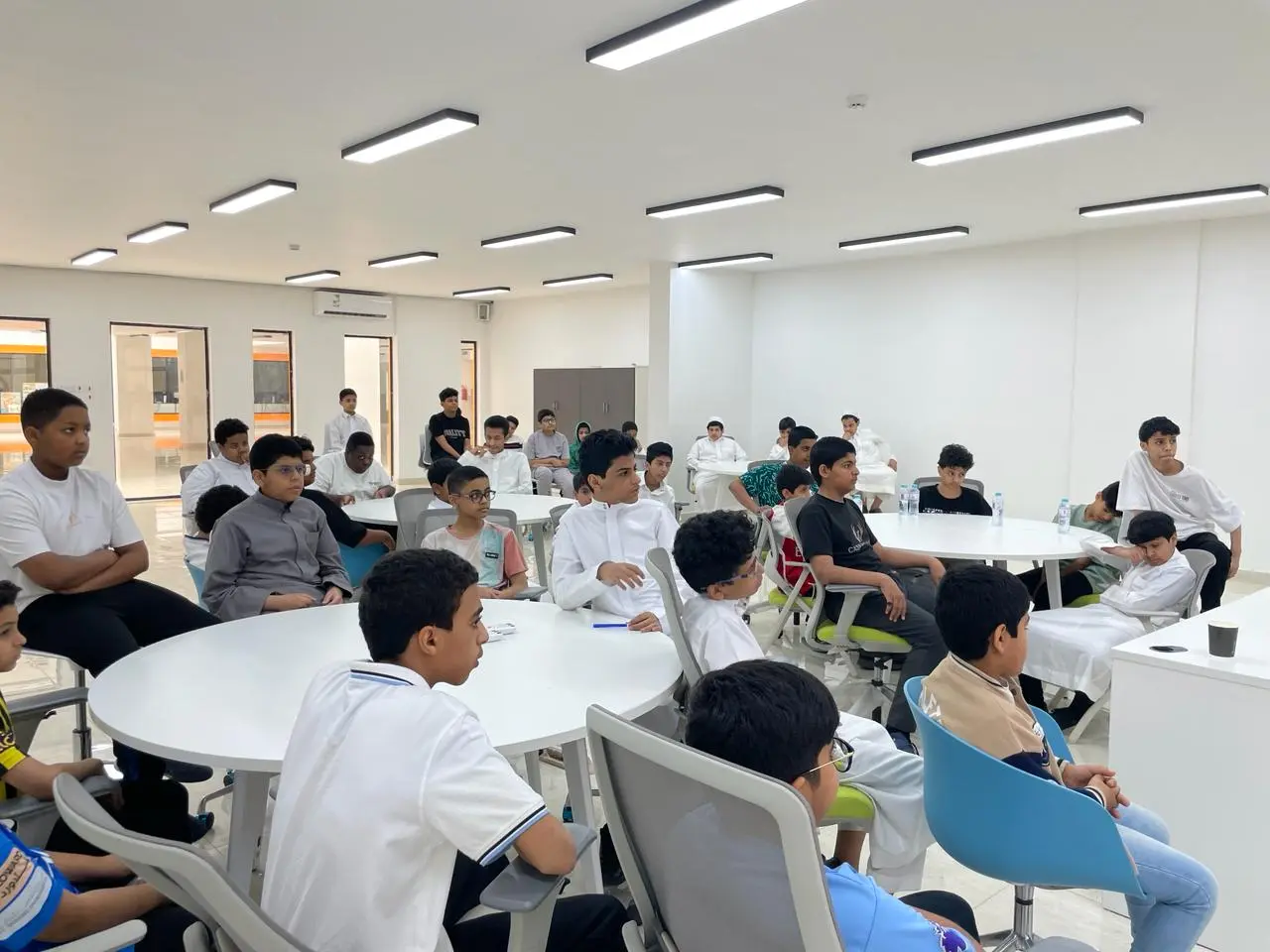 الطلاب في بيئة تعليمية حديثة