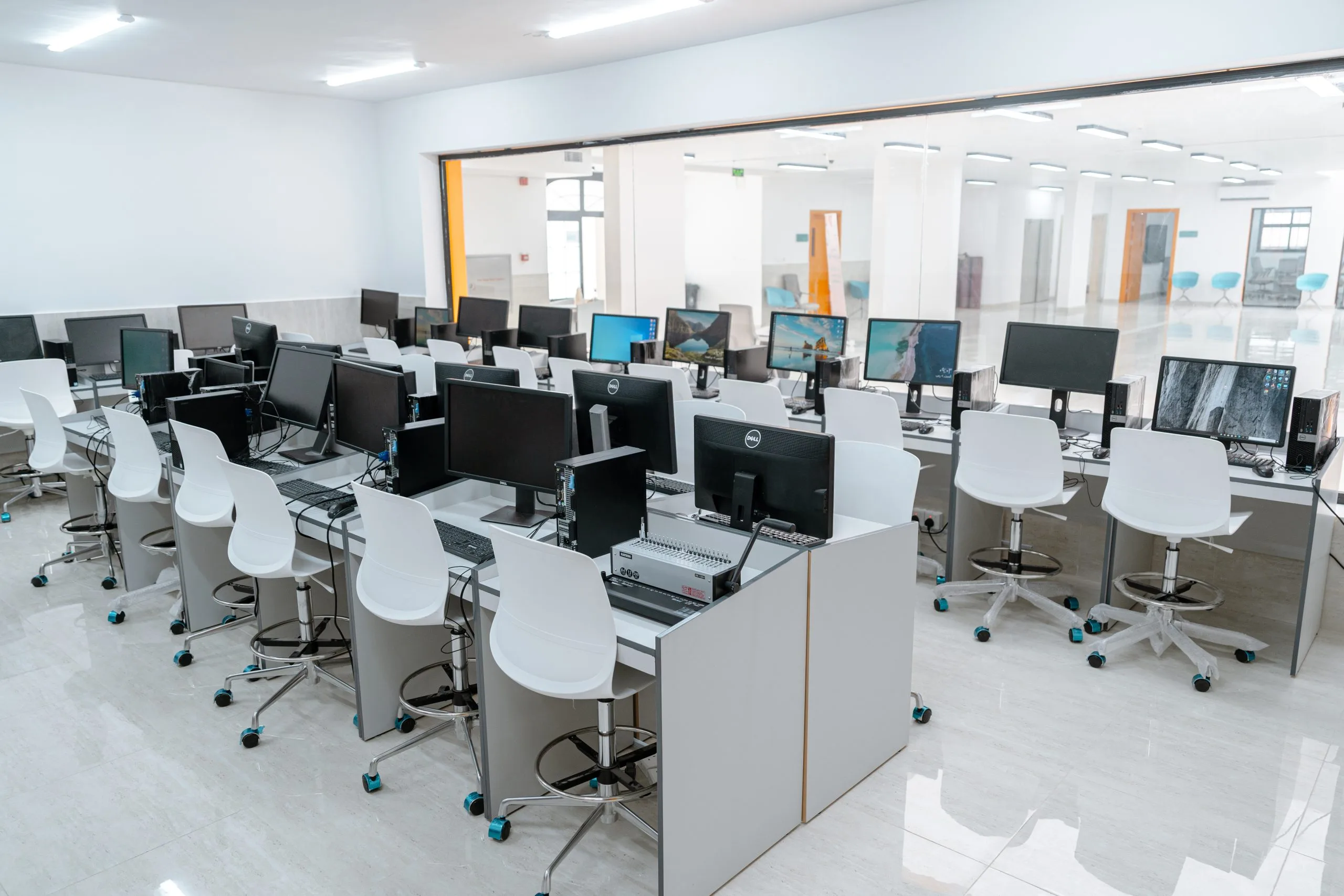 الساحات الرياضية والملاعب